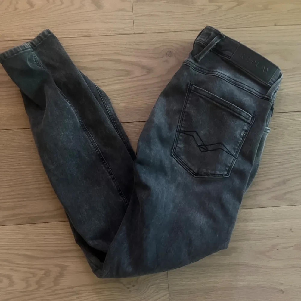 Tja säljer nu mina helt oanvänd Replay anbass jeans i storlek w29 l32 ändast tästade.. Jeans & Byxor.