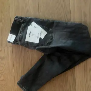 Tja säljer nu ett par helt nya Jack and Jones jeans i storleken w28 l32 ändast tästade.