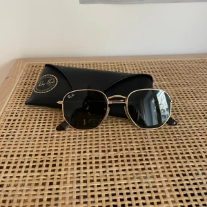 Ray-Ban solglasögon - Solglasögon från Rayban. Köpta på Länna Sport, nypris ca 2000kr.   Mörkgrönt glas med guldram.   Använda en gång. Fodral medföljer!