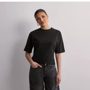 Knyt tröja - Säljer denna jättefina knyt i ryggen tröja från Nelly. Den är helt oanvänd med lappar kvar. I färgen svart och är verkligen jättefin men passade inte rikigt mig. Kontakta gärna vid intresse eller frågor❤️❤️