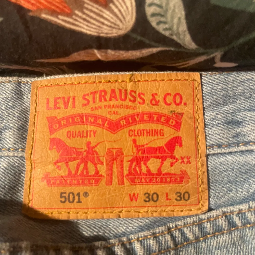 Levis 501 i storlek W30 L30. Nypris 1200kr Skriv för frågor! . Jeans & Byxor.