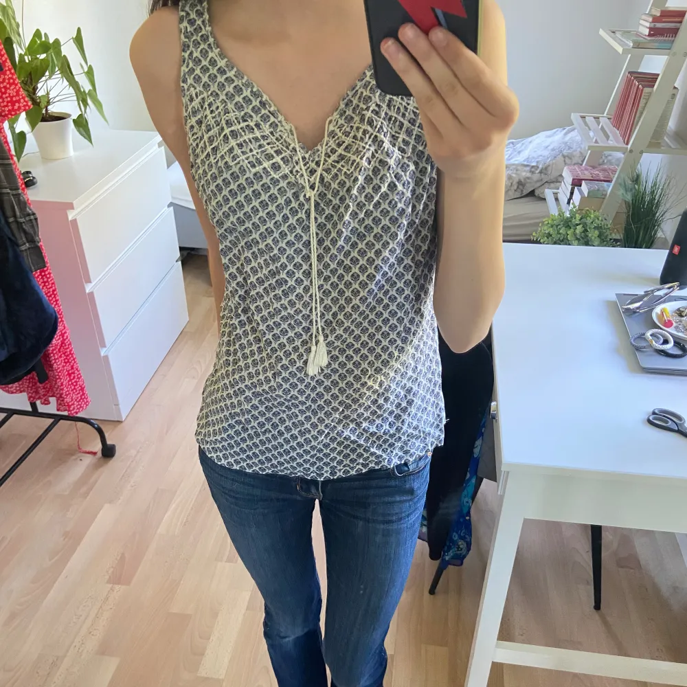 Säljer detta blus-linne, köpt sekond hand, kommer tyvärr inte till användning längre💗. Puserot.