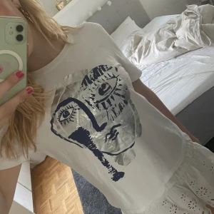 Zara t-shirt med tryck - Tröja från zara med silver tryck, använd några gånger, ganska bra skick. 