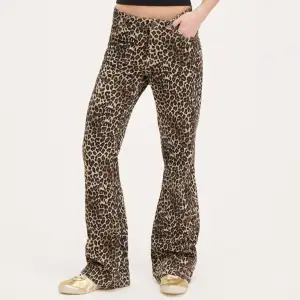 Så fina leopard jeans, slutsålda! Helt i nyskick💕 Lånade bilder, men egen bild i sista 