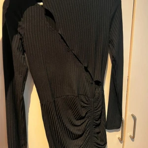 svart klänning - svart klänning från nelly, storlek S. använd en gång så den är så gott som ny.