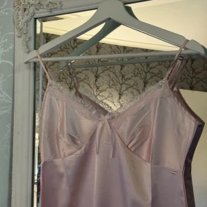 Satin klänning - Fin satinklänning. Helt ny med prislapp kvar.