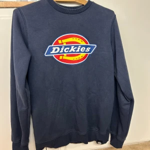 Dickies tjocktröja  - Använd kanske 2 gånger.  Råkade komma åt tröjan med hår-blekning som orsakade missfärgningen på sista bilden.  Nypris 300kr.