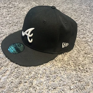 New era keps - New era keps i nyskick. Aldrig använd, org klistermärken kvar. Storlek 7 1/8 56.8 cm fast den är lite stretch 