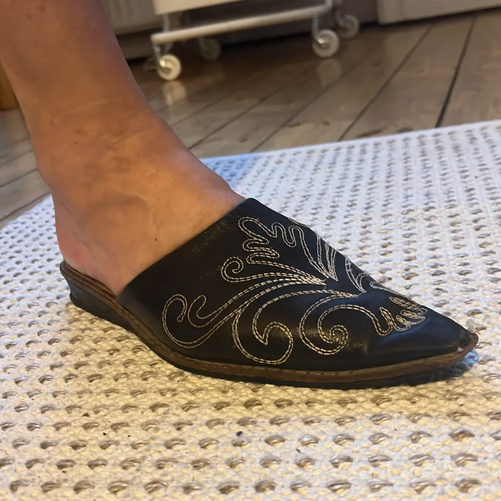 Jag säljer min mammas skor från Tunisien som hon köpte i Sousse. Vi brukar kalla dem för aladdin-skor😅 Ett par svarta, ett par bruna. Båda i äkta läder. Fint skick på ovansidan men något sliten sula. 100kr per par. Skriv vid frågor!. Kengät.