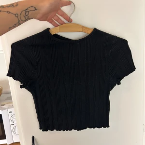 Svart t-shirt - Köpt från asos, använd några gånger. Skicket är 8/10. Nypris ca 170kr.