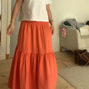 Långkjol - Säljer denna sjukt snygga långkjol som nästan är oanvänd!!!🧡🧡🧡 Tryck gärna på köp nu så försöker jag posta samma dag