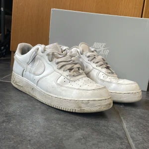 Nike air force 1  - Nike air force 1 i använt skick köpta för 1400 säljs för 400kr box medföljer priset går att diskuteras vid snabb affär 
