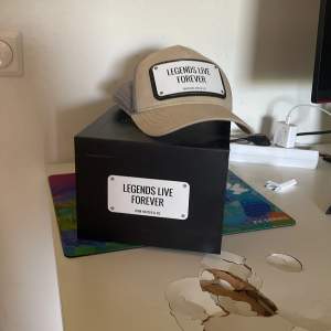John hatter keps i använt skick för 300 kr köpt för 1000 box medföljer✅priset går att diskuteras vid snabb affär 