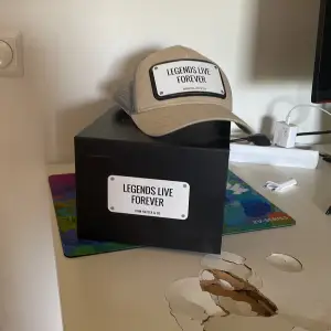 John hattar keps i använt skick för 300 kr köpt för 1000 box medföljer✅priset går att diskuteras vid snabb affär 