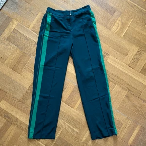 Tygbyxor Monki - Gröna tygbyxor från Monki