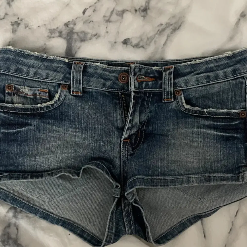 Jättefina jeansshorts med låg midja💗 Toppenskick och perfekta för sommaren. Köpta på plick men passade ej mig, bilderna är lånade från förra säljaren ☺️. Shorts.