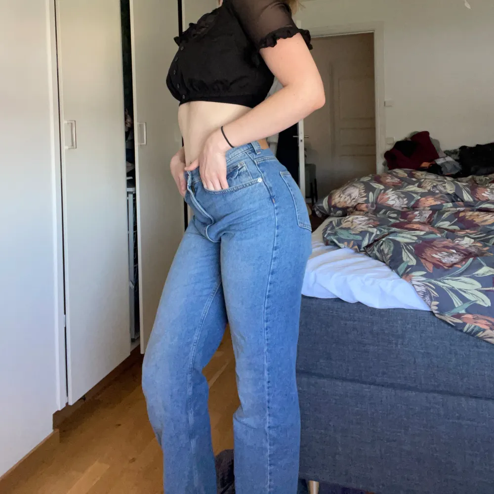 &DENIM jeans storlek 38. Inte så mycket stretch, men väldigt formfitting med fin design. Inte använt på länge, det finns två små fläckar från målarfärg på dem, ni kan skriva för bilder^^ . Farkut & Housut.
