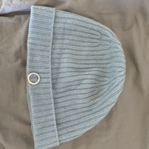 Stickad mössa  - En jättefin stickad mössa. Märke - Stockh lm. Väldigt mjuk och i gott skick. 