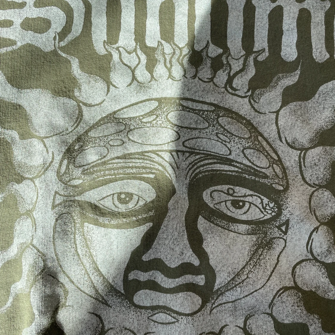 Grön t-shirt med tryck  - 90