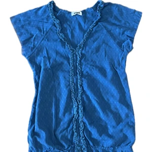 Söt Blå Top - Säljer denna super fina tröja pga att den inte passar längre, den har använts flera gånger men är fortfarande i väldigt bra skick. Skriv gärna för mer bilder eller om ni har några frågor! Skriv också innan ni använder ’köp nu’ 🤍