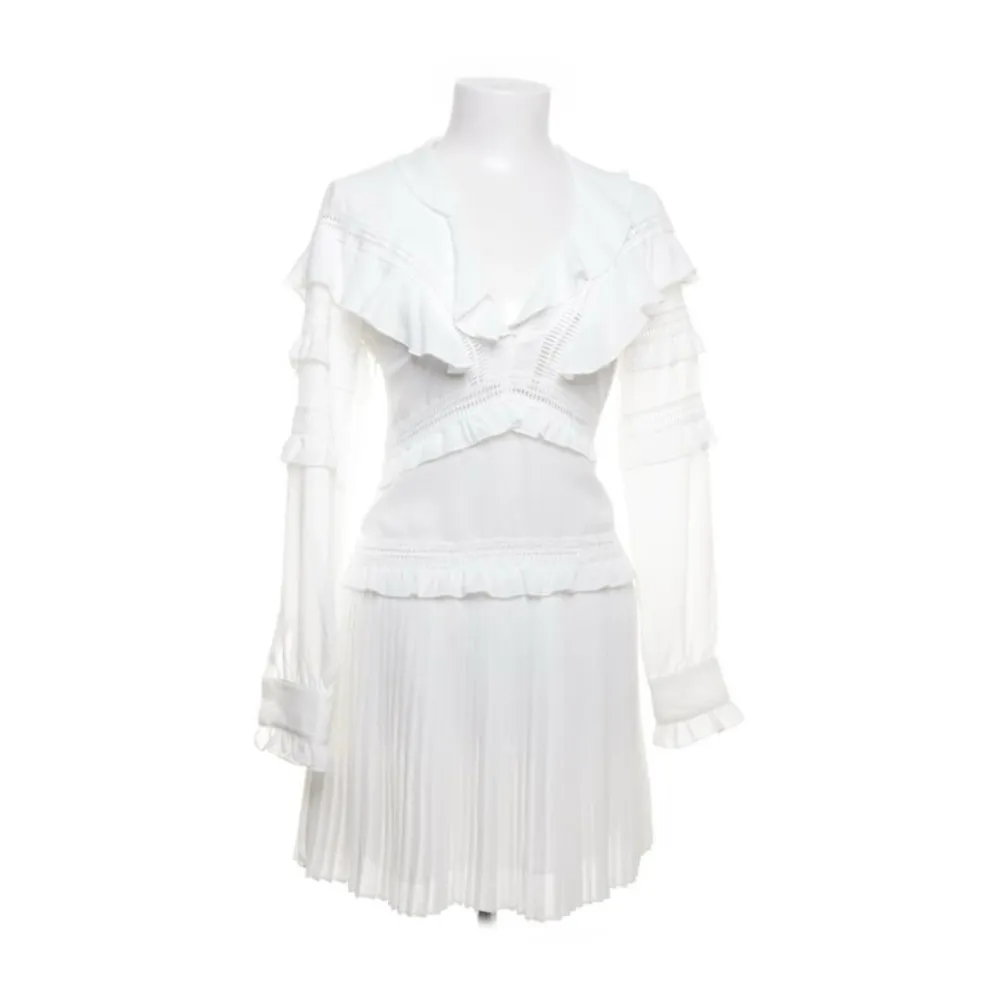 Superfin vit klänning, lite liten i storlek och ganska genomskinlig. Perfekt till studenten💕. Klänningar.
