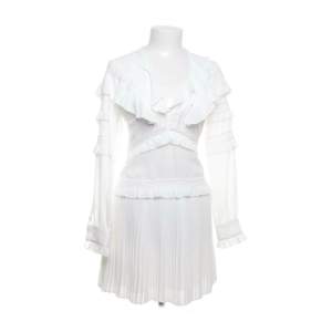 Superfin vit klänning, lite liten i storlek och ganska genomskinlig. Perfekt till studenten💕