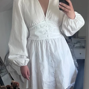 Vit klänning - Vit jättefin klänning från Vila, perfekt till studenten! Storlek 40 men passar även 36 & 38💞