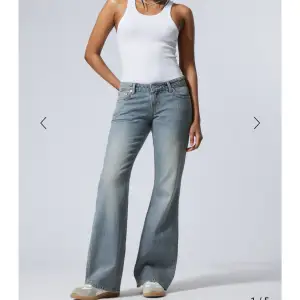 Jeans i modellen ”Nova low slim bootcut”! I nysckick, knappt använda då jag tycker dom är liite korta på mig (är 167cm och har vanligtvis S) nypris 590kr skicka prisförslag :)