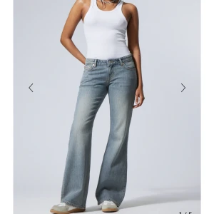 Weekday Jeans - Jeans i modellen ”Nova low slim bootcut”! I nysckick, knappt använda då jag tycker dom är liite korta på mig (är 167cm och har vanligtvis S) nypris 590kr skicka prisförslag :)