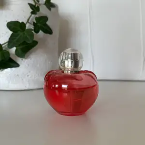 Doften ”Nina” från Nina Ricci. Blommig och fruktig 💓Doftar otroligt gott, men har andra parfymer som jag använder mer. Köpt för ca 600 kr. 