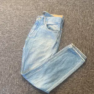 Sjukt feta tiger of Sweden jeans nu till sommaren i ljusblått med vädligt snygg tvätt! Storlek 31/32 som kommer passa  perfekt till dig som är mellan 170-185🍾