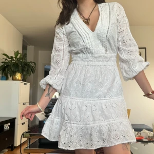 studentklänning guess - superfin studentklänning från guess, nyskick aldrig använd mer än att jag har testat den, resår vid midjan så den sitter väldigt bra 🤩hör gärna av dig vid fler frågor 💞pris kan diskuteras vid snabb affär 🥰