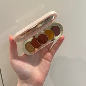 Mini palette - Mini palette från rare beauty, endast testad och swatchad. Inte mina färger därför säljer jag den nu 🥰