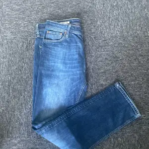 Sjukt feta jacka and Jones jeans nu till sommaren i mörkblå färg med riktigt härlig tvätt! Storlek 32/34 så kommer passa dig som är mellan 170-185 perfekt🍾