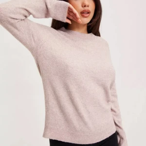 Stickad tröja  - En söt beige/rosa stickad tröja!💞 Använd 1 gång och kommer aldrig till användning därav säljer jag den🥰Köpt för 319kr men säljer billigare🤝🏼