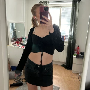 topp - Super fin topp du kan knyta beroende på hur kort du vill ha den! (Säljer även kjolen)🩷