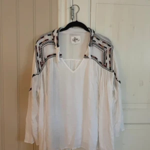 Vit blus - Storlek M