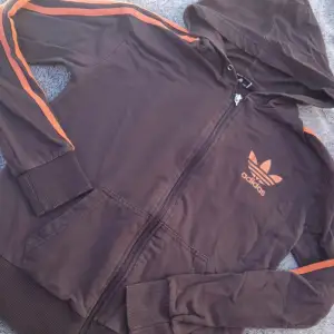 En jätte snygg Adidas sip upp hoodie med peach/orange färgade straps, står L men skulle säga att den sitter tajtare 