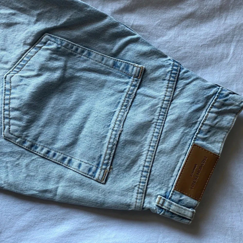 Blå, raka, high waist jeans från Ginatricot i bra skick! Skriv för mer bilder <3. Jeans & Byxor.