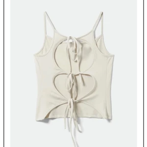 Linne med öppen rygg - Säljer detta superfina linne med öppen rygg då det inte kommer till användning längre! Bra skick!!🩷🩷