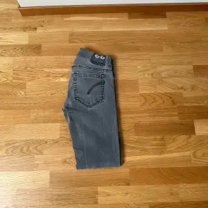 Säljer nu dessa sjukt snygga Dondup George jeans | skick 9/10 | ny pris 3000 kr | mitt pris 799 kr | Hör av dig vid lilla minsta fundering 😁🤝