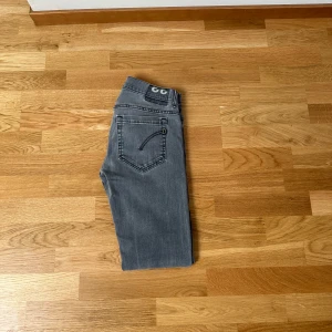 Dondup George jeans - Säljer nu dessa sjukt snygga Dondup George jeans | skick 9/10 | ny pris 3000 kr | mitt pris 799 kr | Hör av dig vid lilla minsta fundering 😁🤝