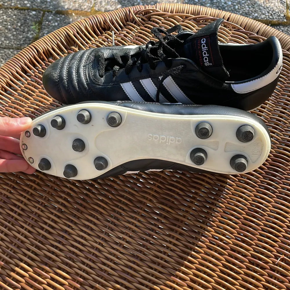 Tja säljer mina adidas copa mundial i läder, har använts ett fåtal gånger. Storleken är 44 2/3, kan användas som storlek 44,5 och 45,  lädret gör att dem är väldigt bekväma och att dem formas efter foten.  Skriv om du har några frågor 😊✍🏻. Skor.