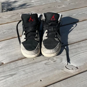 Nike Jordan air 1 mid - Använda en del men i bra skick. Strl 37,5