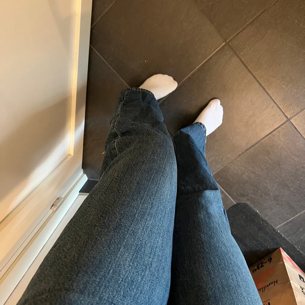 Säljer mina raka jeans från Gina tricot. De är i strl 36 och använd ett fåtal gånger. Väldigt bra skick! ✨ Jag är 167 cm. . Jeans & Byxor.