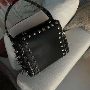 Väska med nitar - Säljer en så fin väska med nitar på från zara. Köpt för ett par år sen men sparsamt använd