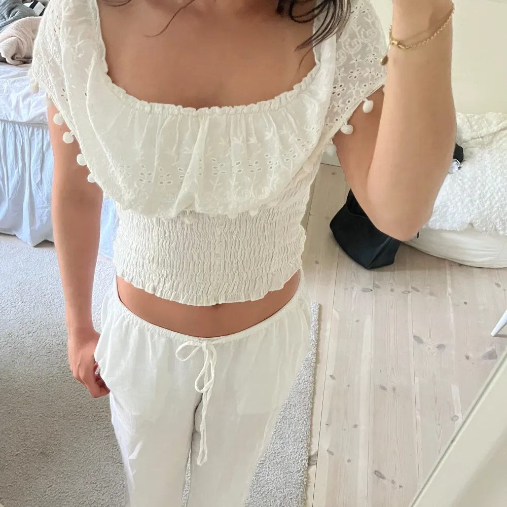 Vit offshoulder topp från en marknad i dubai💞 Den är i gott skick! Storleken är M/L för barn, men XS i damstorlek. Toppar.