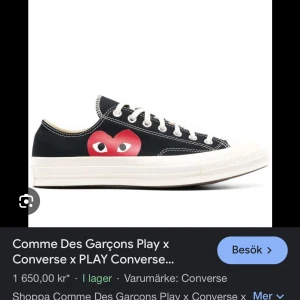 Cdg converse svarta låga - Säljer svarta låga cdg converse då dem inte passade mig perfekt. Det är storlek 43 vilket är en storlek som är slutsåld jämt. Dem är bokstavligen använda en dag och är nästintill nya. Låda finns med.