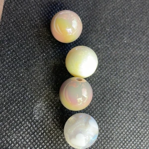 2 vita o 2 bruna pärlor  - Passar till penna 