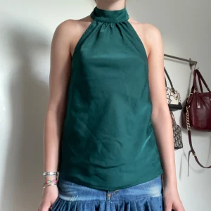 Halterneck topp - Halterneck topp i satin med öppen rygg